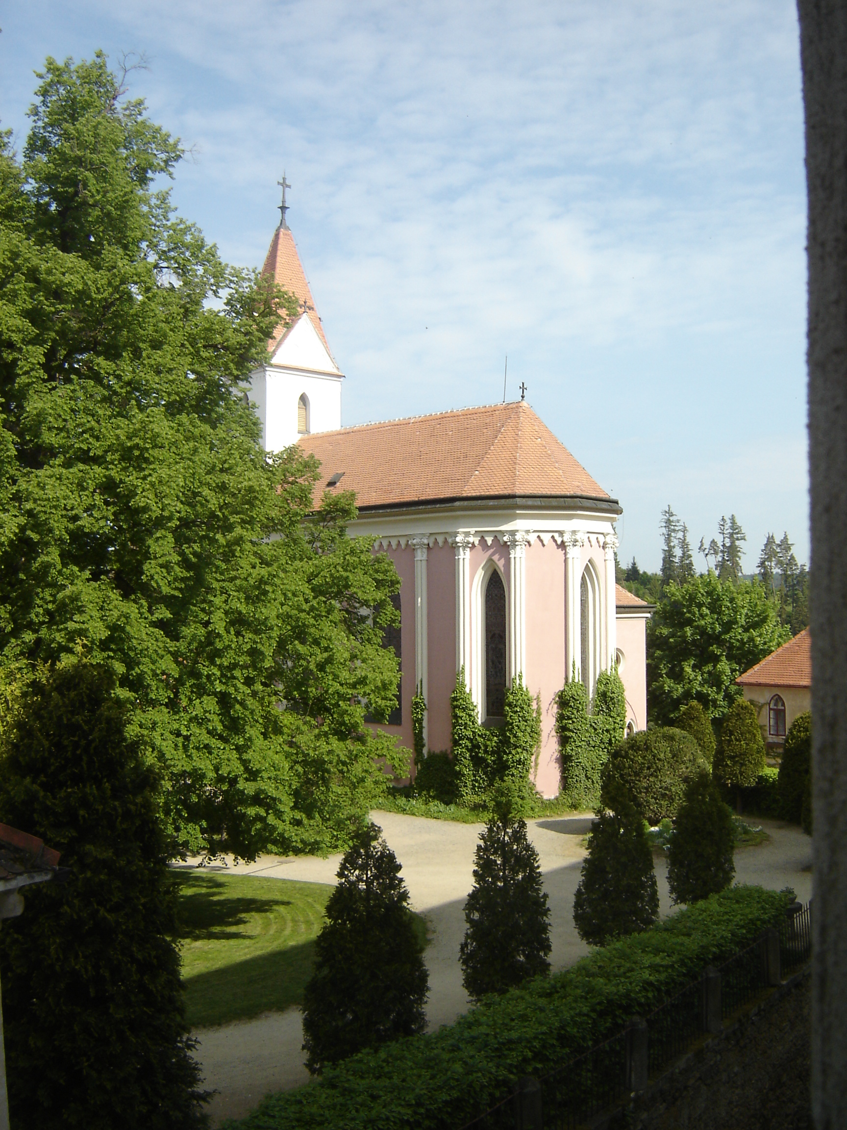 Kostel v zahradě.